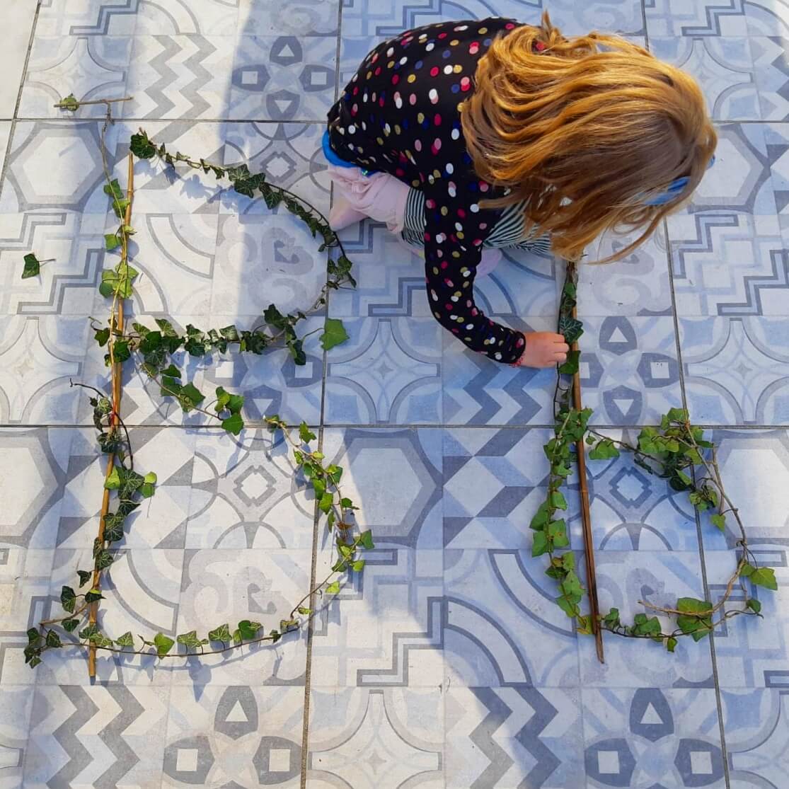 Lente en zomer knutselen: leuke ideeën voor kinderen - spelen met takken en blaadjes