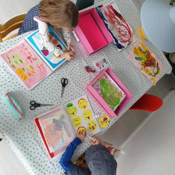 Knutselwerkjes bewaren in plakboek