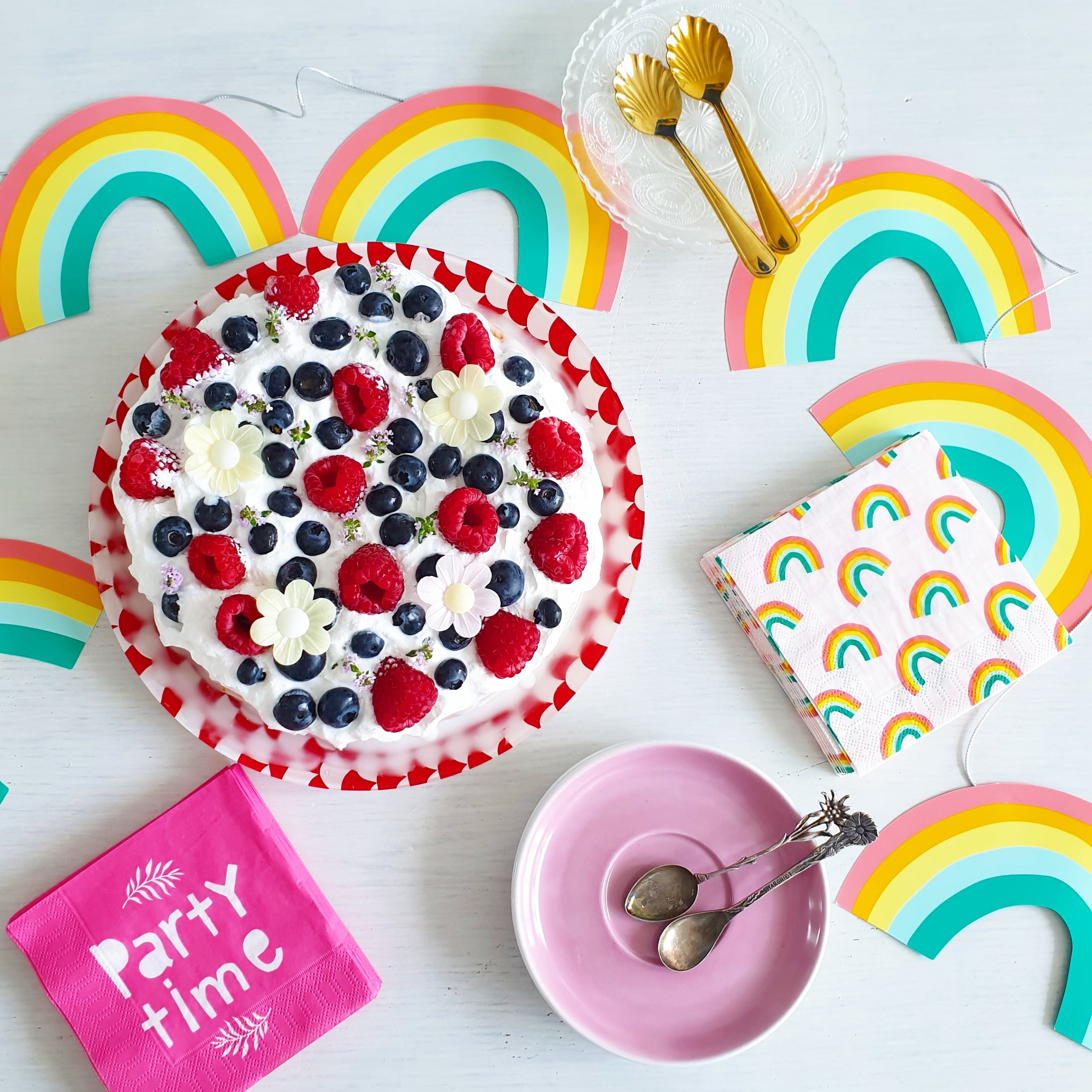 Zomer recepten voor kinderen: onze makkelijke favorieten. Recept voor zomerse taart met bloemen. 