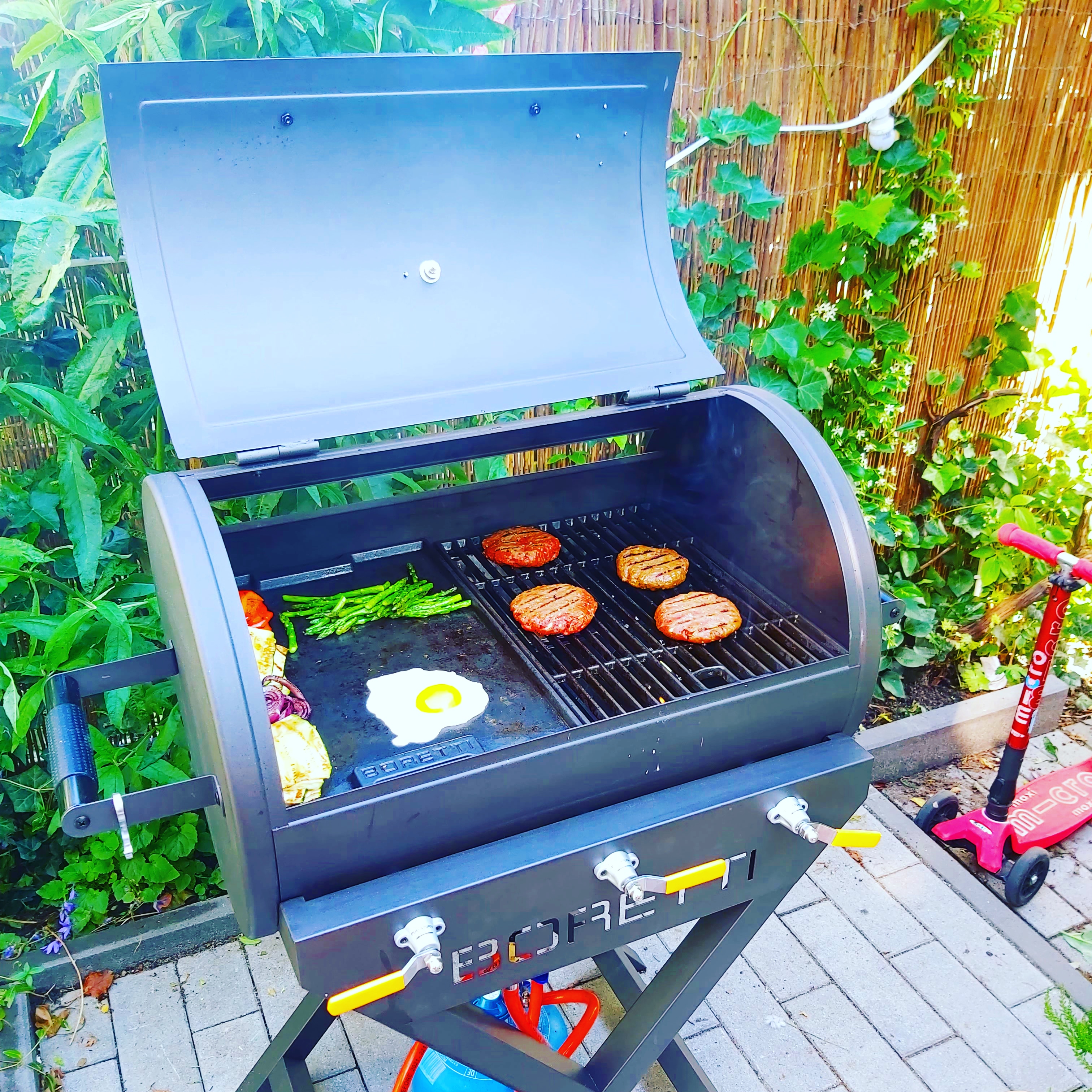 BBQ met kinderen: lekkere recepten en boodschappenlijst. Niks is in de zomer zo gezellig als een BBQ. Maar hoe krijg je een beetje variatie én hou je het gezond? In deze blog vind je lekkere recepten voor een BBQ met kinderen en een handige boodschappenlijst. Dit is een Boretti Addizio Gasbarbecue. 