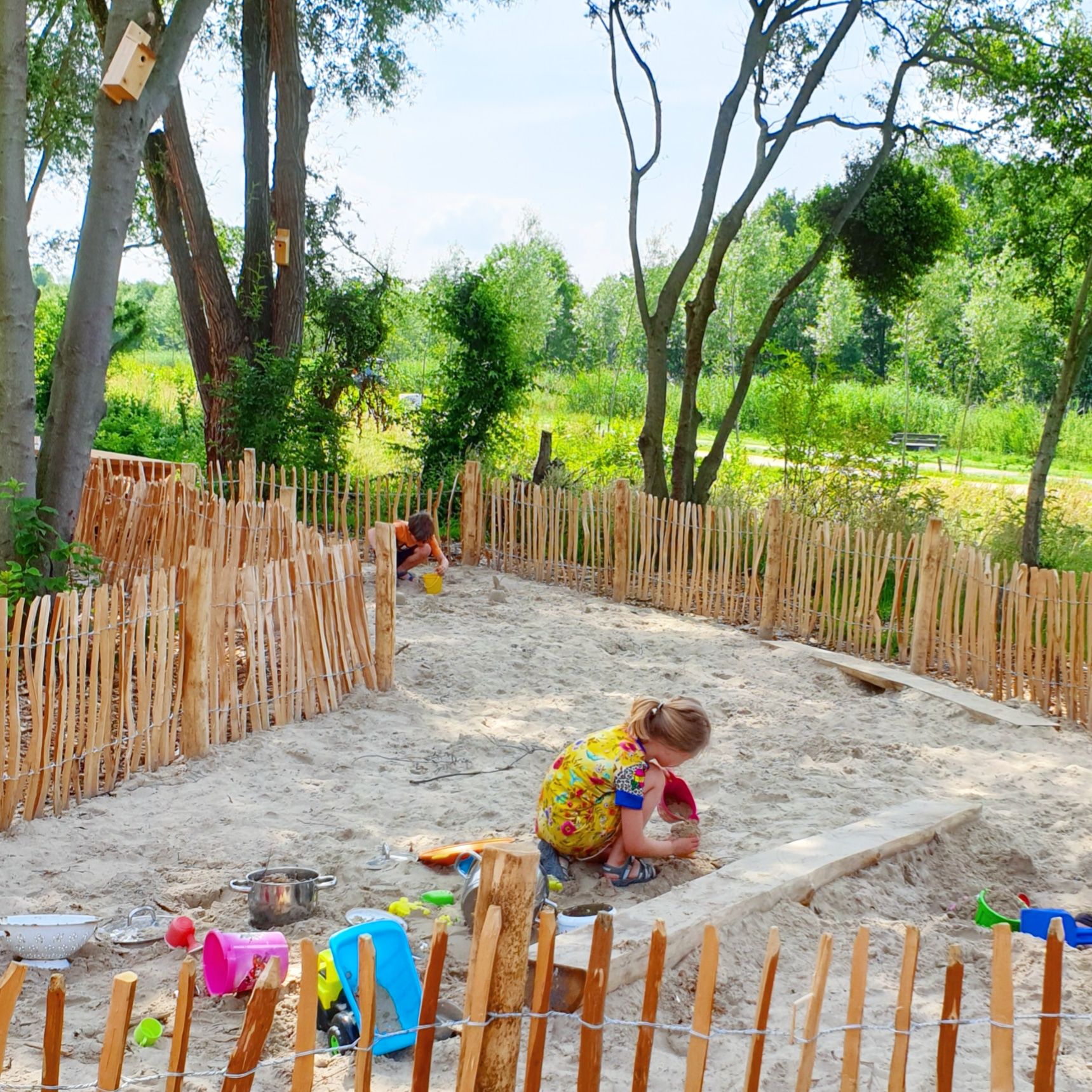 101 buiten uitjes met kinderen en tieners, voor de lente en zomer. Wat is het toch fijn als je lekker naar buiten kunt met je kinderen of tieners. En er zijn zo veel leuke uitjes om te ondernemen met je kids als het mooi weer is. Of als het tenminste droog is en niet koud :-) Ik verzamelde de leukste buiten uitjes met kinderen voor de lente en zomer. Zoals House of Bird: kindvriendelijk restaurant in het Diemerbos bij Amsterdam.