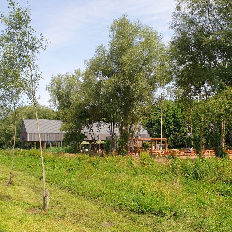 House of Bird: kindvriendelijk restaurant in het Diemerbos bij Amsterdam. Het terras ligt aan de rand van Diemerbos. Dus je zit hier in een stukje natuur midden in de stad. Het terras is bovendien heel ruim, zodat de kids lekker kunnen spelen.