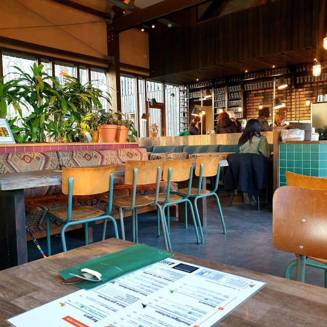 House of Bird: kindvriendelijk restaurant in het Diemerbos bij Amsterdam. Binnen in het restaurant heb je het gevoel dat je in de natuur zit. Allereerst door de grote ramen, met uitzicht op het terras en het groen. Maar ook de leuke blokhutachtige sfeer binnen.