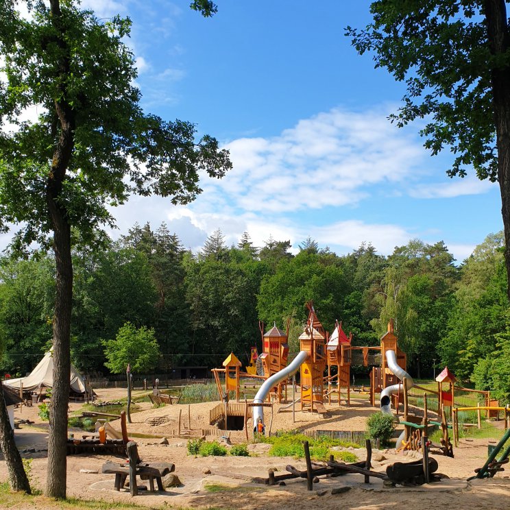 Landal Miggelenberg op de Veluwe: vakantiehuisjes in de natuur, speeltuin het Avonturenhof