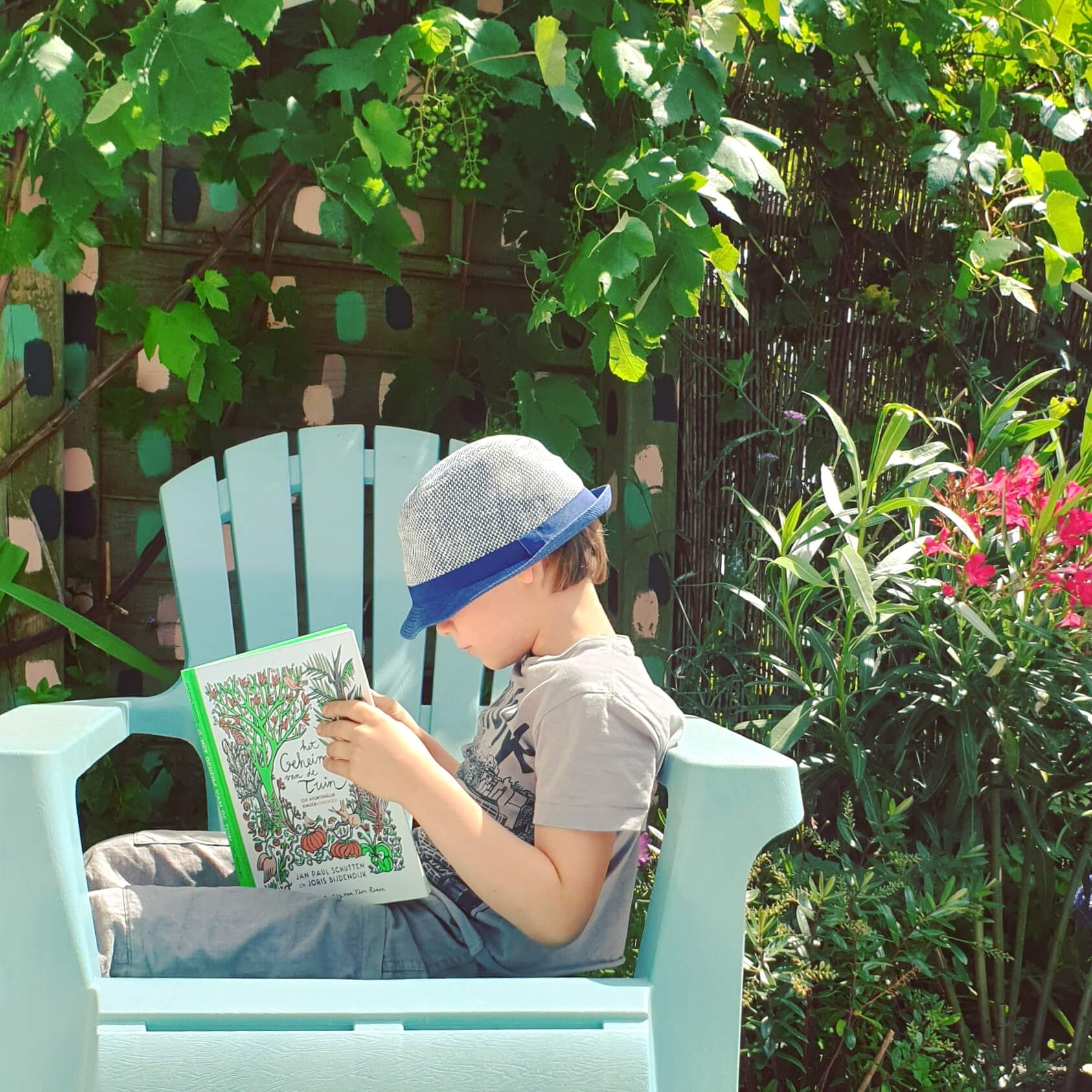 Het geheim van de tuin is een boek over de tuin van het Rijksmuseum. Gemaakt door illustrator Floor Rieder, auteur Jan Paul Schutten en kok Joris Bijdendijk. Het boek is een heel leuk verhaal, losjes gebaseerd op de geschiedenis van het Rijksmuseum. Maar het is niet alleen een verhaal, het is ook een kookboek. Achterin het boek vind je ook nog wat informatie over zelf je moestuin beginnen. 