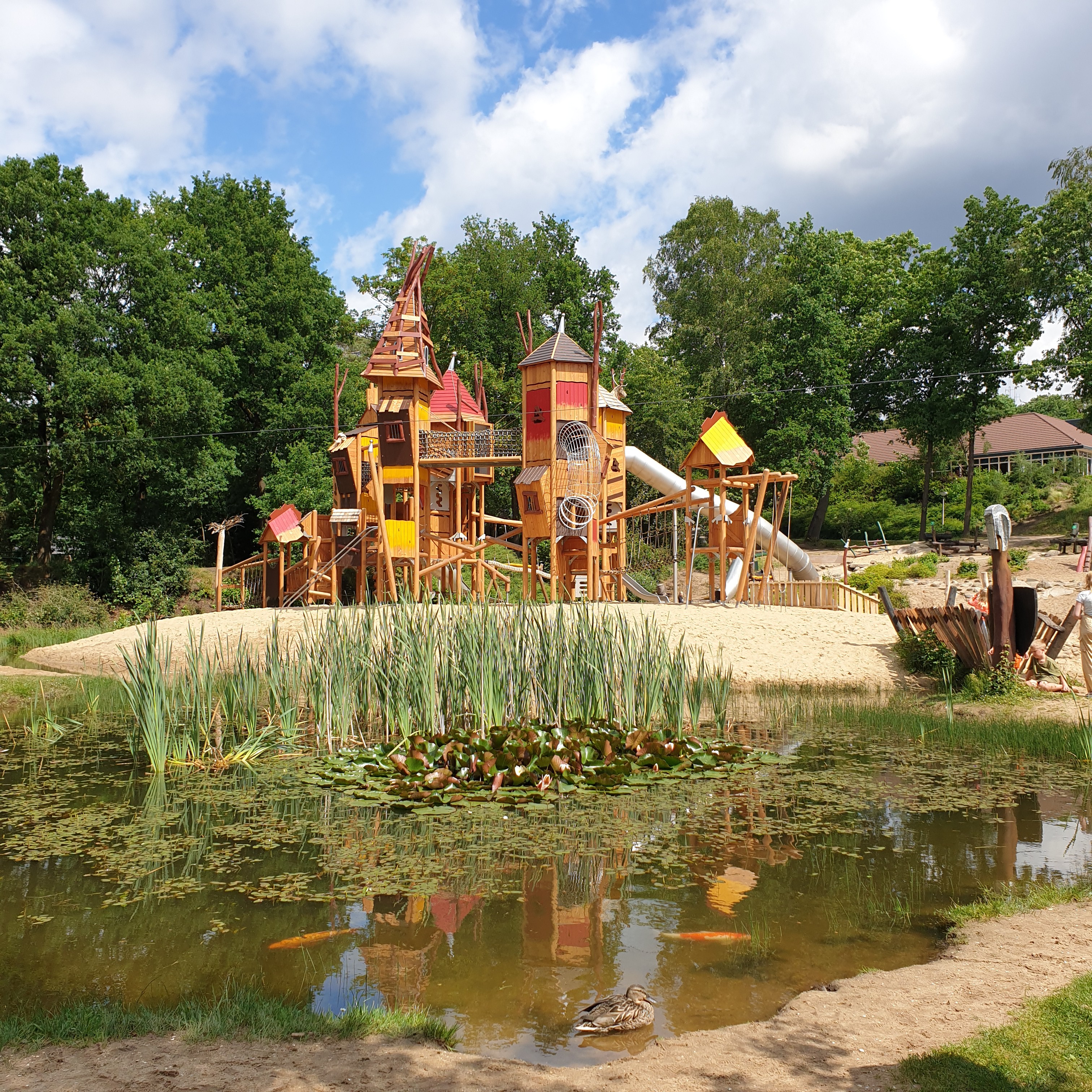 Landal Miggelenberg op de Veluwe: vakantiehuisjes in de natuur, speeltuin het Avonturenhof