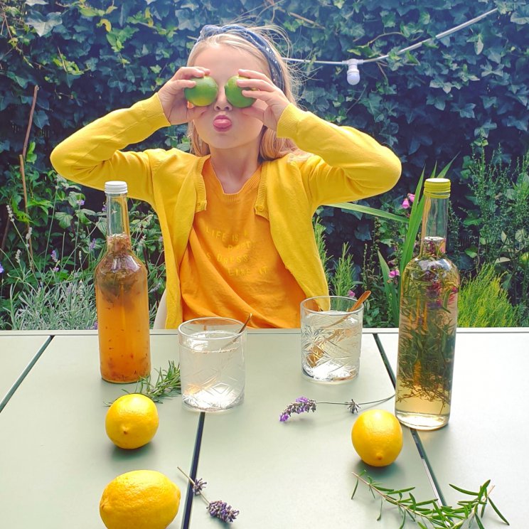 zelfgemaakte limonadesiroop met kruiden