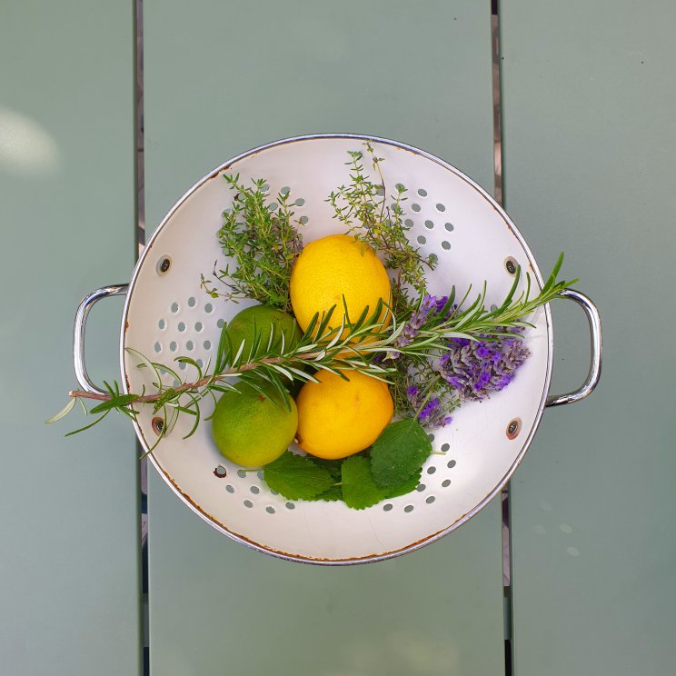 Recept voor zelfgemaakte limonadesiroop met kruiden