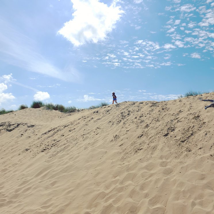 spelen op de duinen op de Brouwersdam