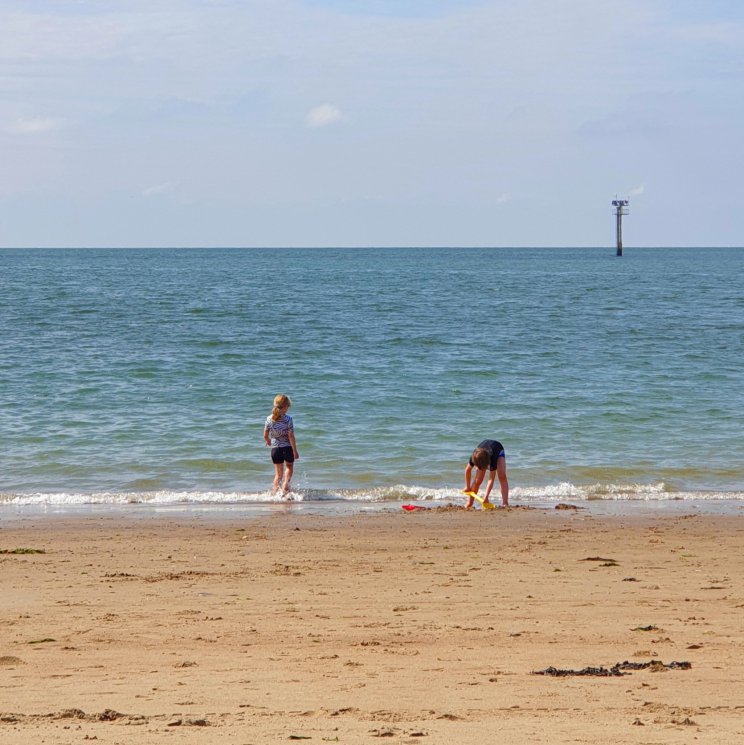 Schouwen-Duiveland met kinderen: vakantie en uitjes - Brouwersdam - spelen in zee