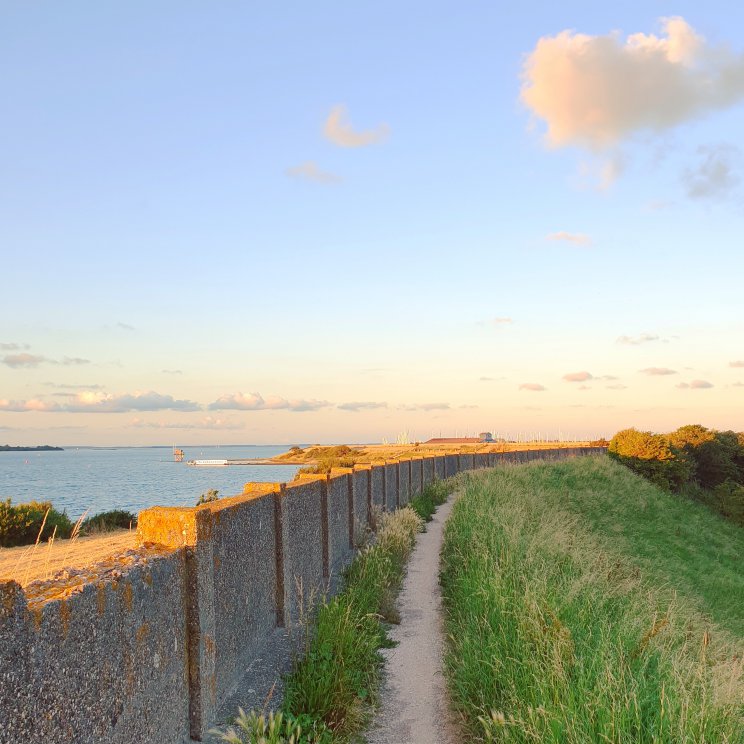 wandelen over de dijk langs het Grevelingenmeer 