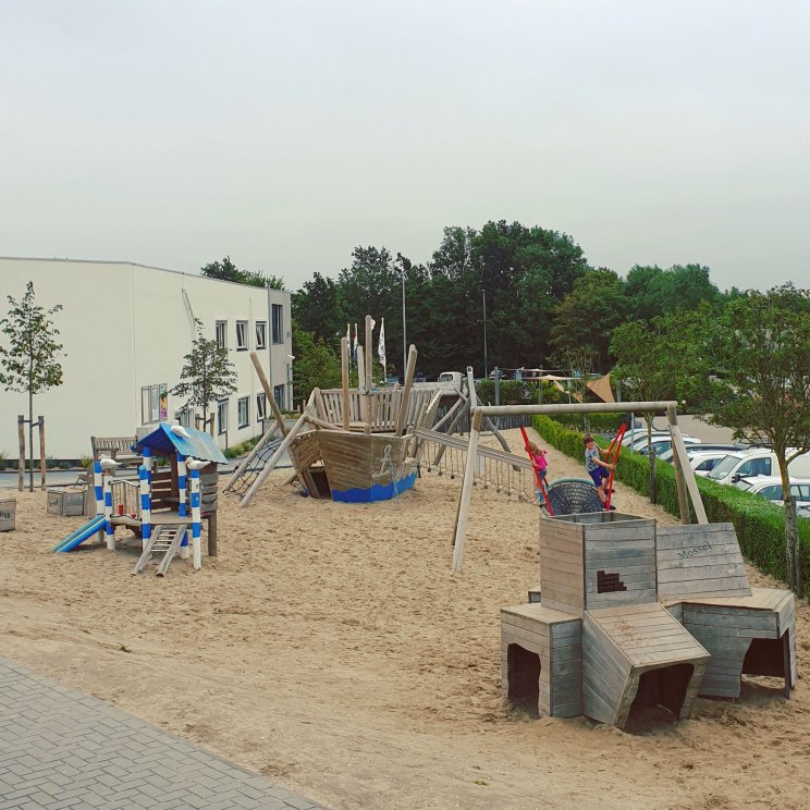 Schouwen Duiveland met kinderen - kindvriendelijk vakantiepark Landal Port Greve - speeltuin met terras en restaurant