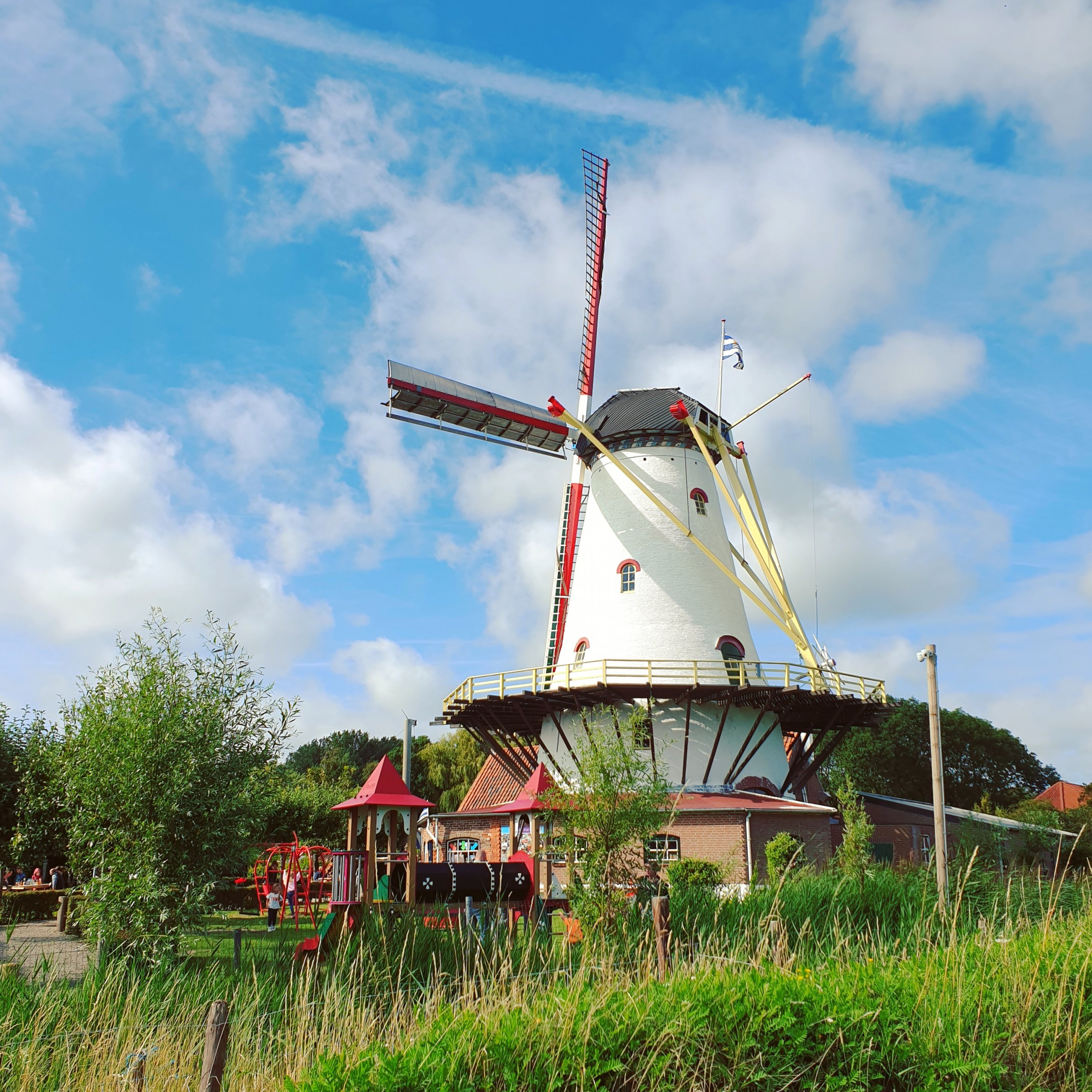 101 buiten uitjes met kinderen en tieners, voor de lente en zomer. Wat is het toch fijn als je lekker naar buiten kunt met je kinderen of tieners. En er zijn zo veel leuke uitjes om te ondernemen met je kids als het mooi weer is. Of als het tenminste droog is en niet koud :-) Ik verzamelde de leukste buiten uitjes met kinderen voor de lente en zomer.  Zoals kindvriendelijk restaurant Pannenkoekenmolen. 