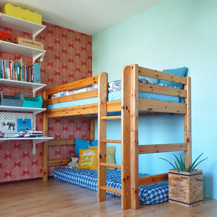 Kinderkamer inspiratie: retro jongenskamer met hout, blauw, rood en geel - behang, houten hoogslaper en leuke printjes