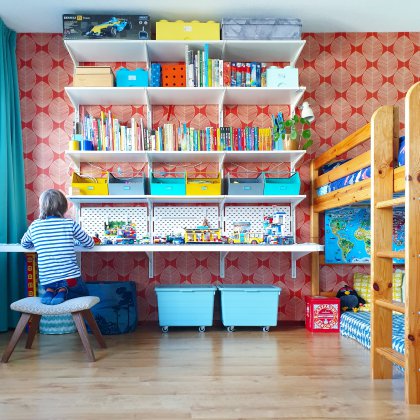 Kinderkamer inspiratie: retro jongenskamer met hout, blauw, rood en geel - wandkast en bureau in een