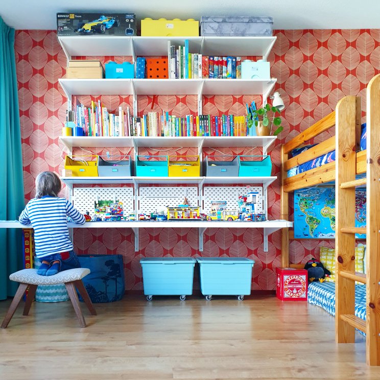 Kinderkamer inspiratie: retro jongenskamer met hout, blauw, rood en geel - wandkast en bureau in een