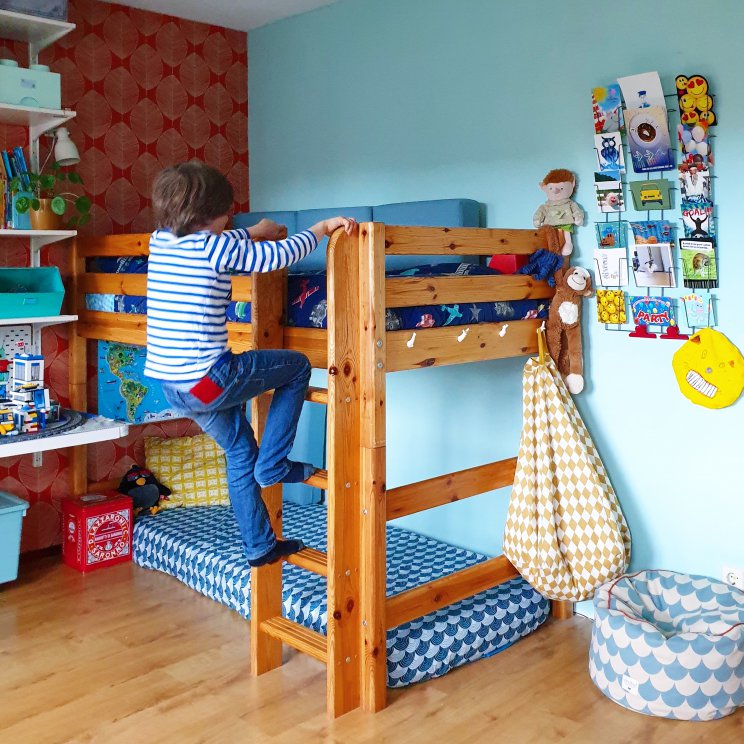 Kinderkamer inspiratie: retro jongenskamer met hout, blauw, rood en geel - behang, houten hoogslaper en leuke printjes