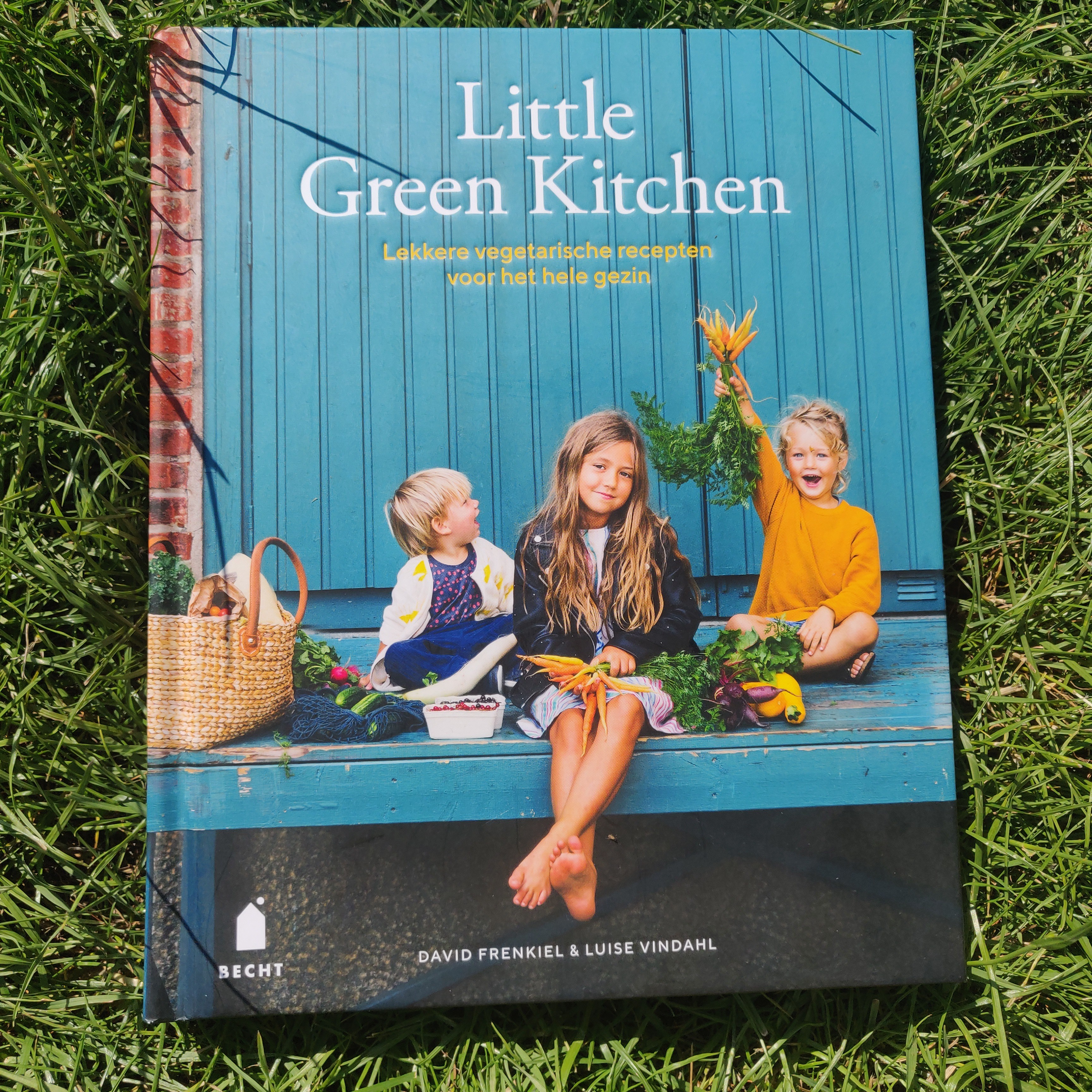 The Little Green Kitchen is de opvolger van bestseller The Green Kitchen. Een lekker vrolijk boek, met veel foto’s en verhalen. Over hoe je toch heel gezond en gevarieerd kunt eten met kids. Ze geven bij elk recept ook aan wat een kind kan doen om te helpen. Hun mantra is dat je van groente sterk wordt en van toetjes blij! 