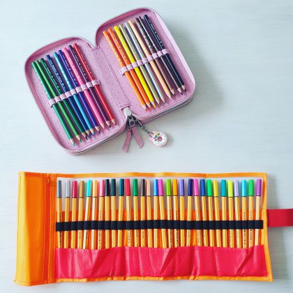 Welke knutselspullen zijn leuk voor kinderen? Dit zijn fijne cadeaus: stabilo fineliners met etui en 3-vaks etui met Lyra potloden en stiften