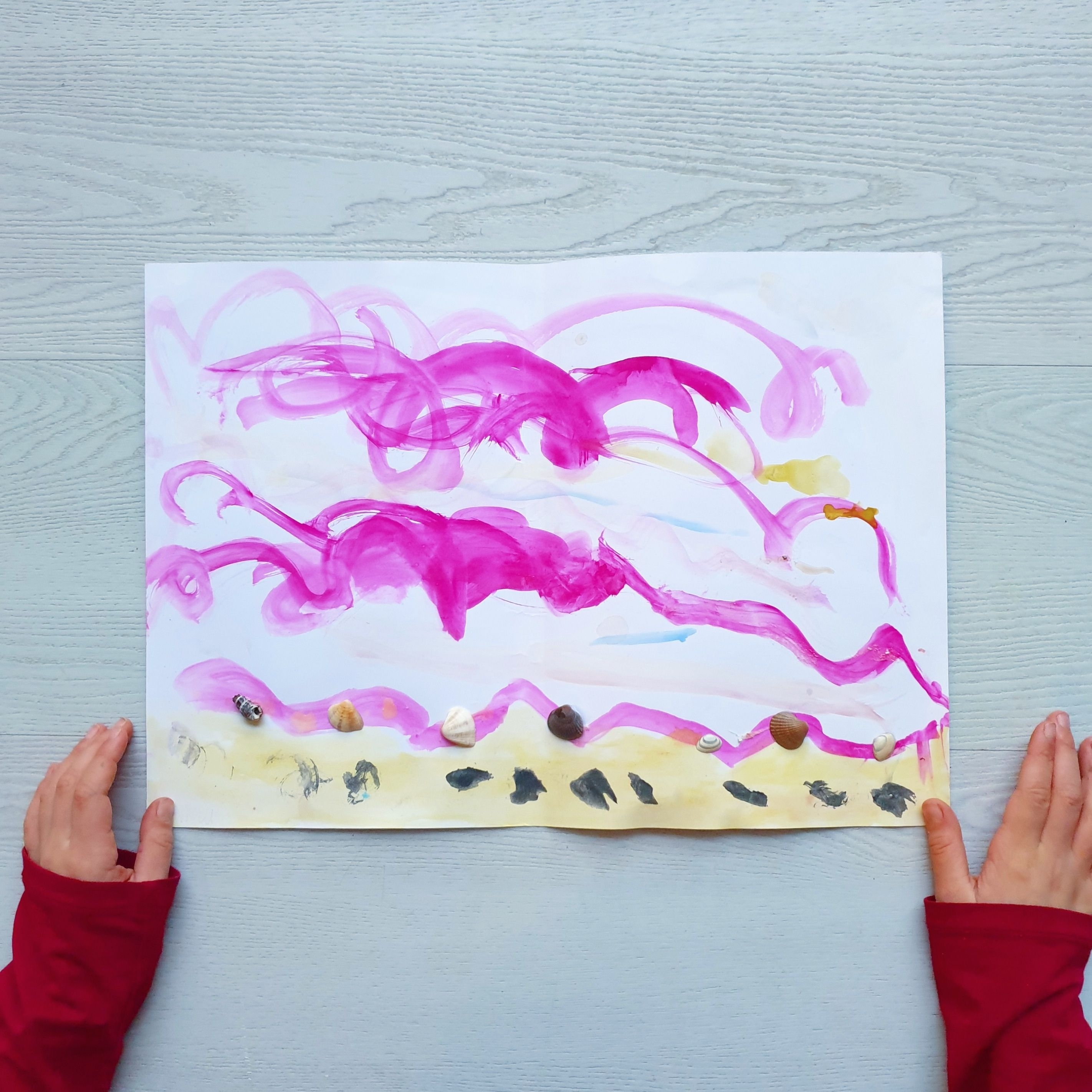 100 ideeën om te knutselen met peuter en kleuter. Kleine meis maakte op school dit schilderij van schelpen. Eerst schilderde ze de lucht en het strand, daarna plakte ze met knutsellijm de schelpen er op.