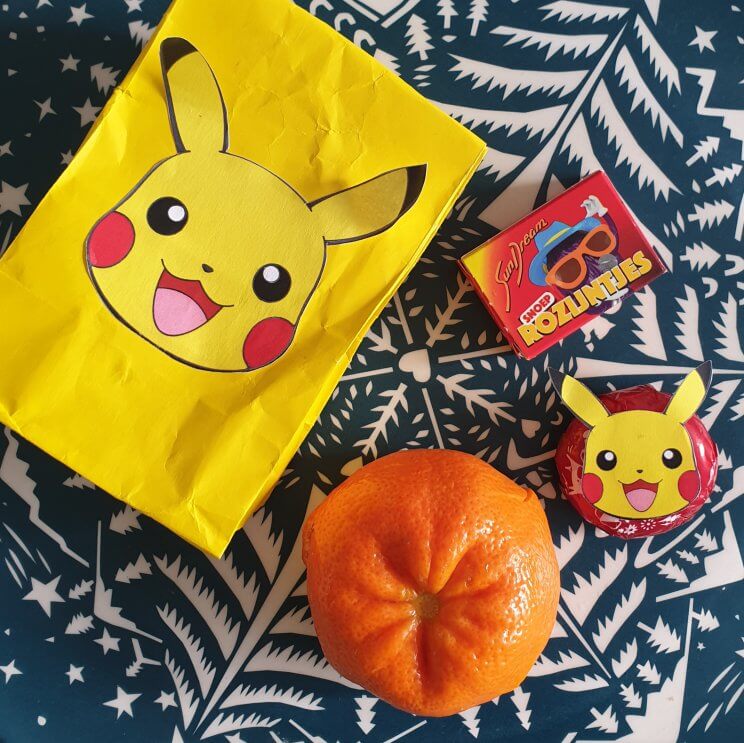 Traktatie ideeën voor kinderen: verjaardag vieren op crèche of school. Zoals dit Pokemon setje met mandarijntje, rozijntjes en babybel kaasje.
