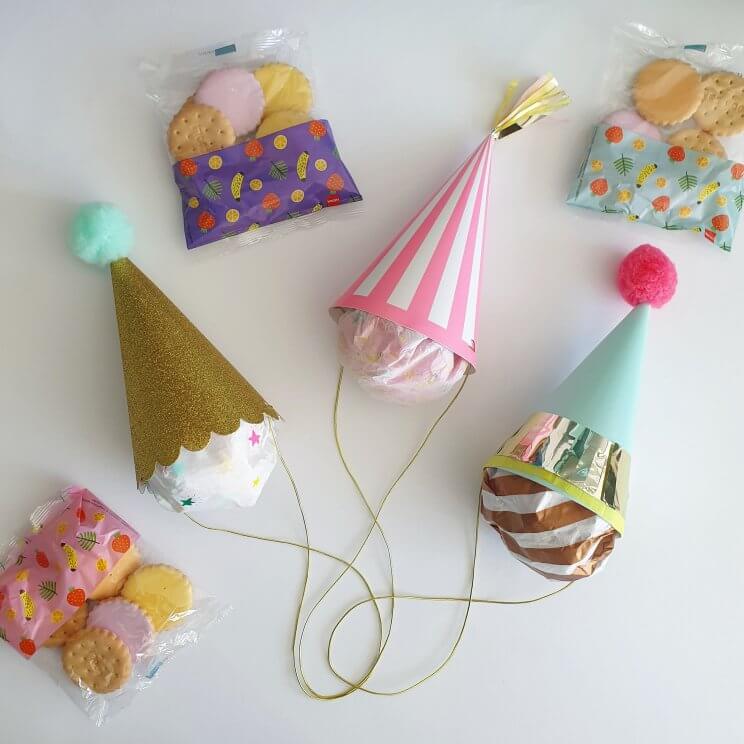 Traktatie ideeën voor kinderen: verjaardag vieren op crèche of school. Zoals deze likkoekjes met een feesthoedje.