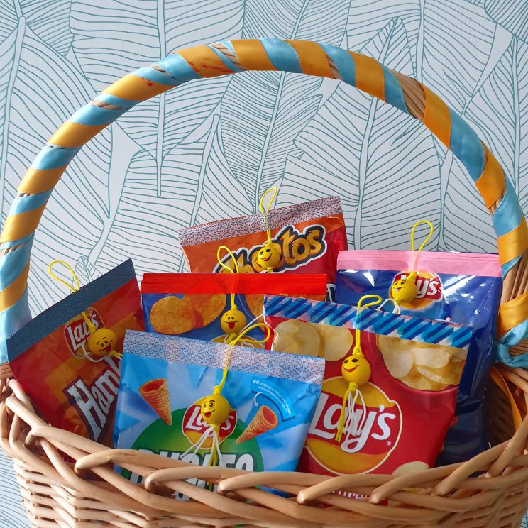 Traktatie ideeën voor kinderen: verjaardag vieren op crèche of school. Deze traktatie is ook leuk voor tieners in de bovenbouw: zakjes chips met smiley gelukspoppetje