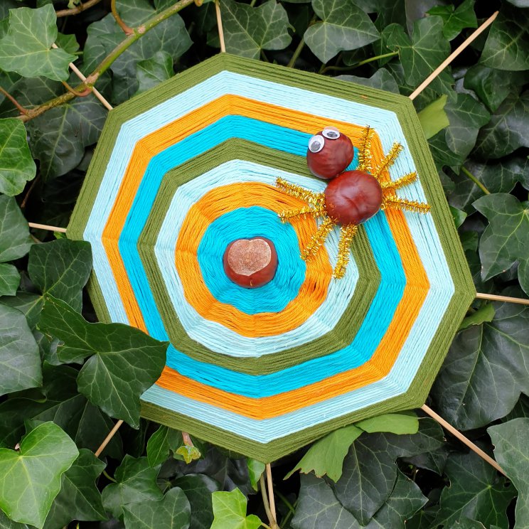 Herfst knutselen met kinderen: meer dan 50 leuke ideeën. Zoals een spinnenweb van kastanjes met spin er in. 