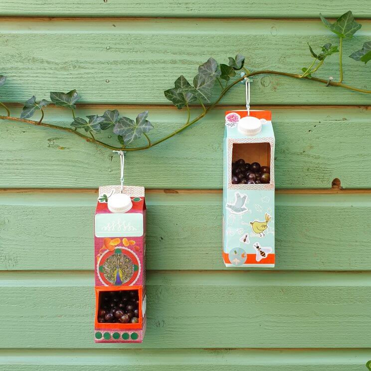 Herfst knutselen met kinderen: blaadjes, kastanjes, eikels en meer ideeën - vogelvoer huisje knutselen van een melkpak