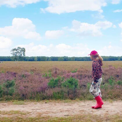 Corona proof buiten uitjes voor kinderen in heel Nederland: wandelen en spelen op de heide