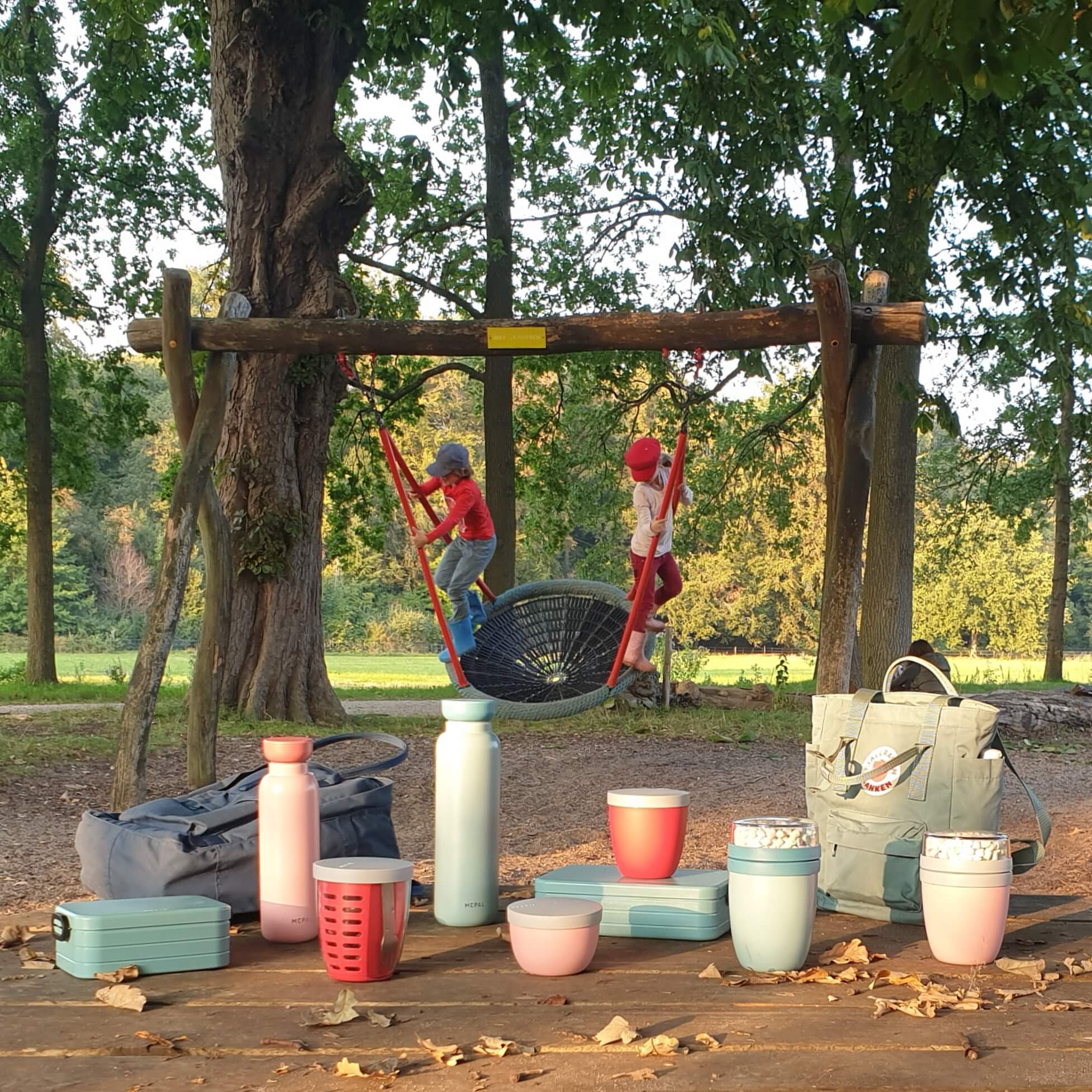 Wandelen met kinderen: onze favoriete wandelingen. In ‘s Graveland bij Hilversum is een prachtig wandelgebied van Natuurmonumenten: de 's Gravelandse Buitenplaatsen. Bij Oerrr Speelnatuur naast restaurant Brambergen kunnen kinderen lekker klooien in de natuur, met modder, water, boomstammen en beestjes.