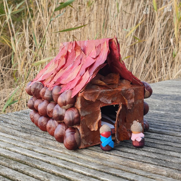 Herfst huisje knutselen met kastanjes, eikels en bladeren, leuk voor kinderen. 