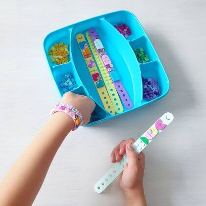 Kleuter verjaardag: cadeau ideeën voor kinderen van 4 jaar of 5 jaar. Zoals LEGO Dots armbandjes, leuk cadeau voor meisjes en jongens die van knutselen en LEGO houden.