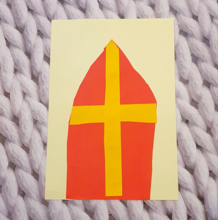 Een mijter van papier. Sinterklaas knutselen: leuke ideeën voor Sint en Piet. Feestdagen stimuleren altijd enorm om leuke dingen zelf te maken en te knutselen: van knutselwerkjes voor de kids en lekkere dingen, tot poppetjes, huisjes, schilderijtjes van Sint en Piet en een zelfgemaakte zak van Sinterklaas. Zelfgemaakte knutselwerkjes van je kind zijn misschien wel het leukst. In dit artikel vind je heel veel leuke ideeën om samen te knutselen voor Sinterklaas. 