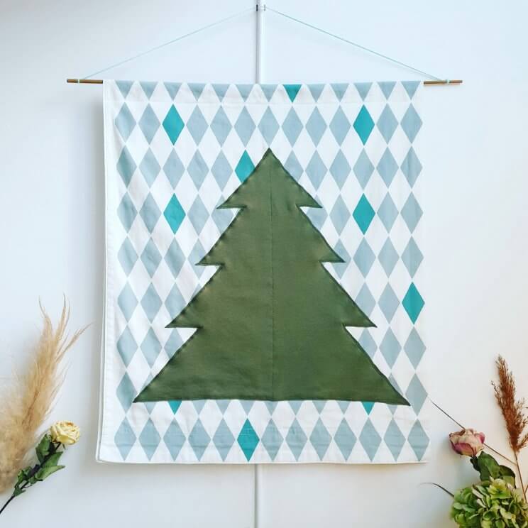 Kerstversiering maken: leuke kerst ideeën voor in huis en tuin. Kerst poster zelf maken: kerstboom DIY op stoffen doek