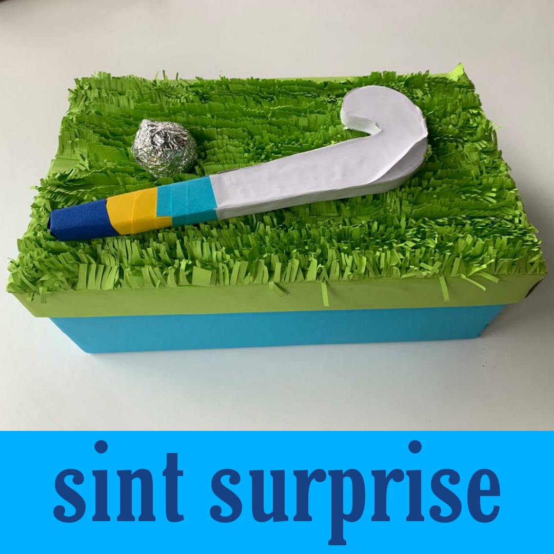 Sinterklaas surprise maken: 100 leuke ideeën om te knutselen. De zoon van Fenne (groep 5) kreeg deze hockeystick.