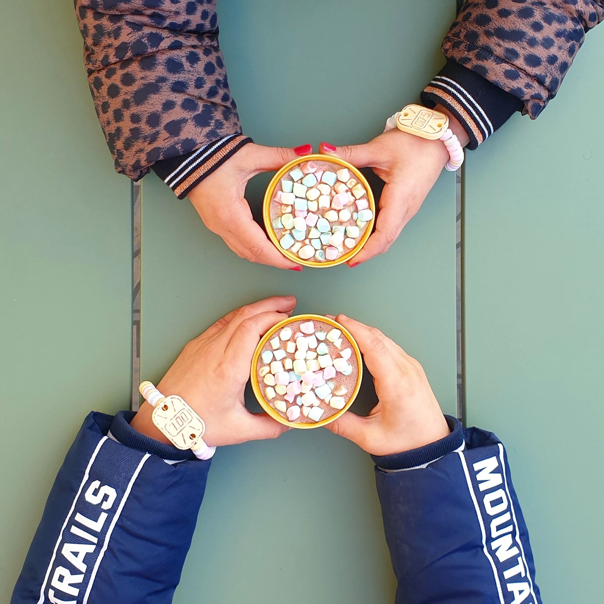 50 traktatie ideeën voor kinderen: verjaardag vieren op crèche of school. Altijd leuk: een snoephorloge of snoeparmband. In de winter is chocolademelk met mini mallows erbij helemaal lekker.