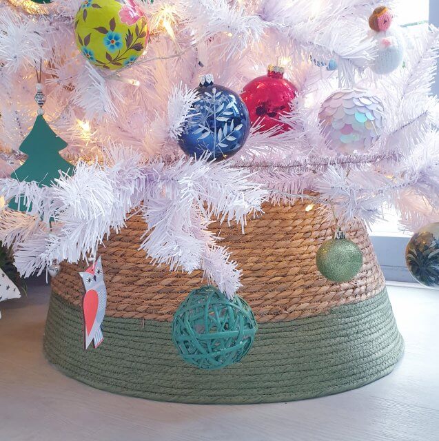 Ideeën voor een kindvriendelijke kerstboom, ook duurzame keuzes. Wil je de onderkant van de kerstboom verstoppen? Dan is een kerstboomrok een mooie oplossing.