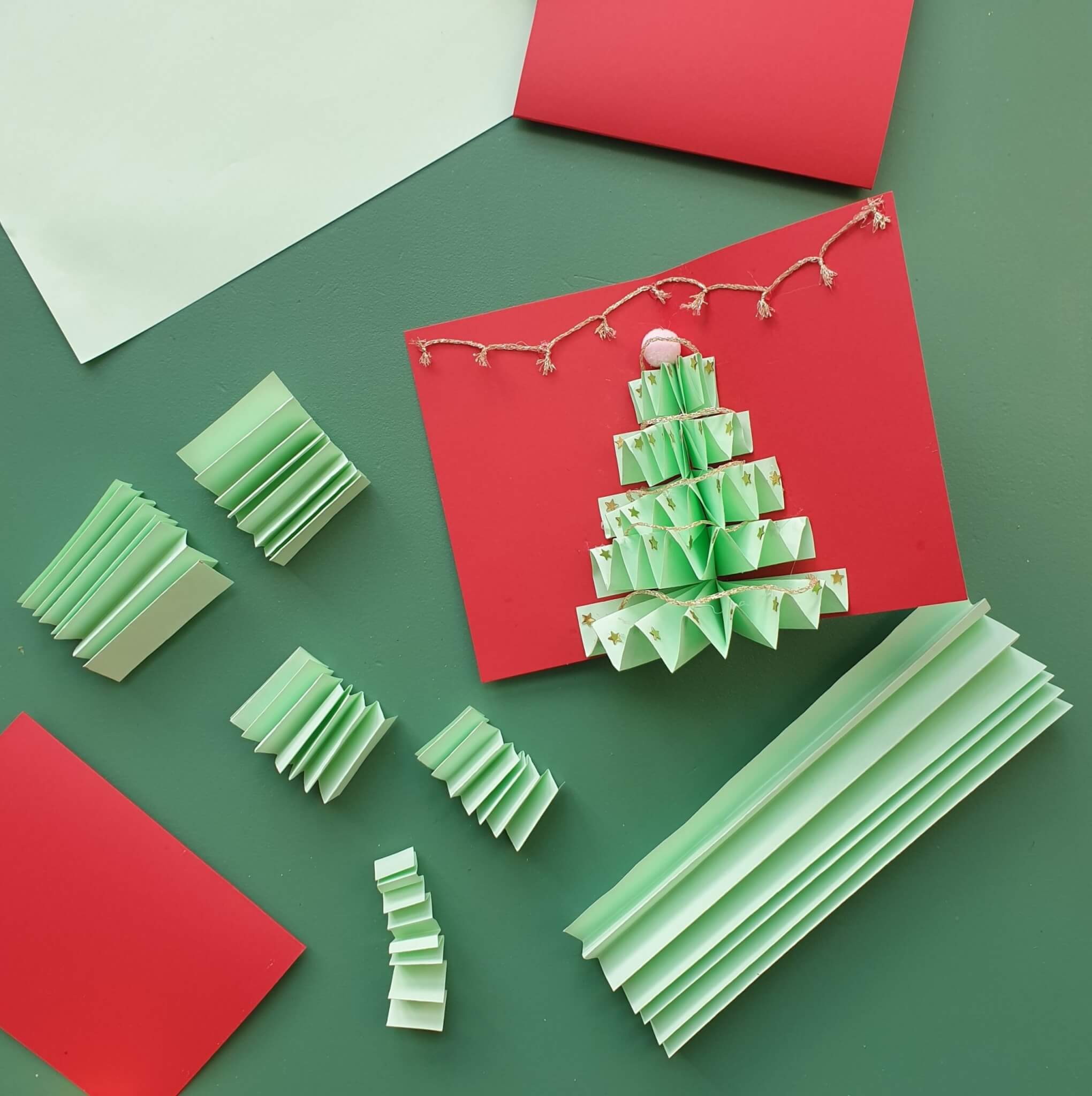 Kerstkaarten knutselen met kinderen: leuke ideeën. Dit zijn leuke kerstkaarten knutselen met kinderen, zoals deze van papier met trappetjes kerstboom.. 