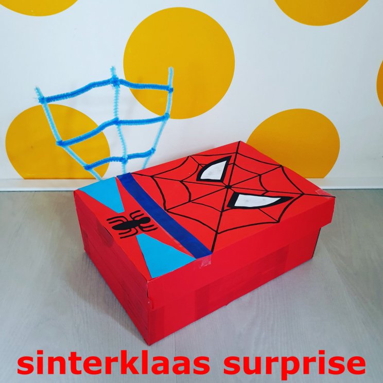 Sinterklaas surprise knutselen: heel veel leuke ideeën. Alle jongens uit de klas zijn gek op superhelden, dus zoonlief en manlief knutselden een deze doos met Spiderman er op. 