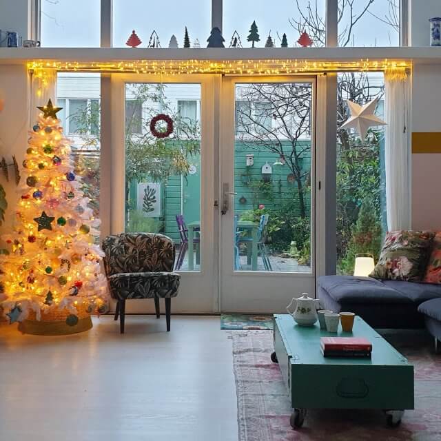 Ideeën voor een kindvriendelijke kerstboom, ook duurzame keuzes. Ik was al gek op kerstversiering, maar met kids is het nog leuker. Alleen... lang niet alles kan meer! Zeker met een baby, peuter of kleuter moet je oppassen. Maar ook met een ouder kind is niet alles handig. Daarom verzamelde ik een heleboel leuke ideeën voor een kindvriendelijke kerstboom, waaronder een aantal duurzame keuzes. 