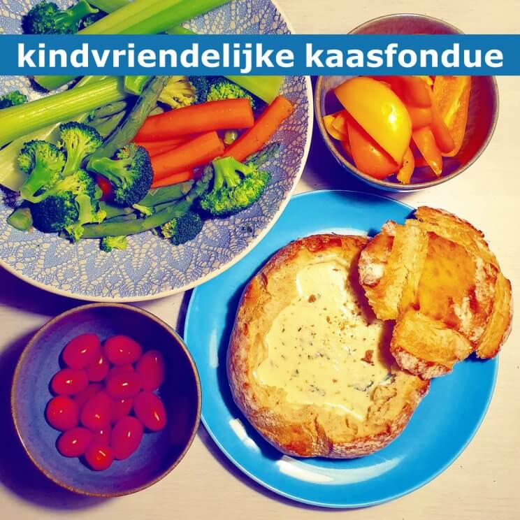 Dit is ons recept voor kaasfondue met kinderen, kindvriendelijk geserveerd in brood.