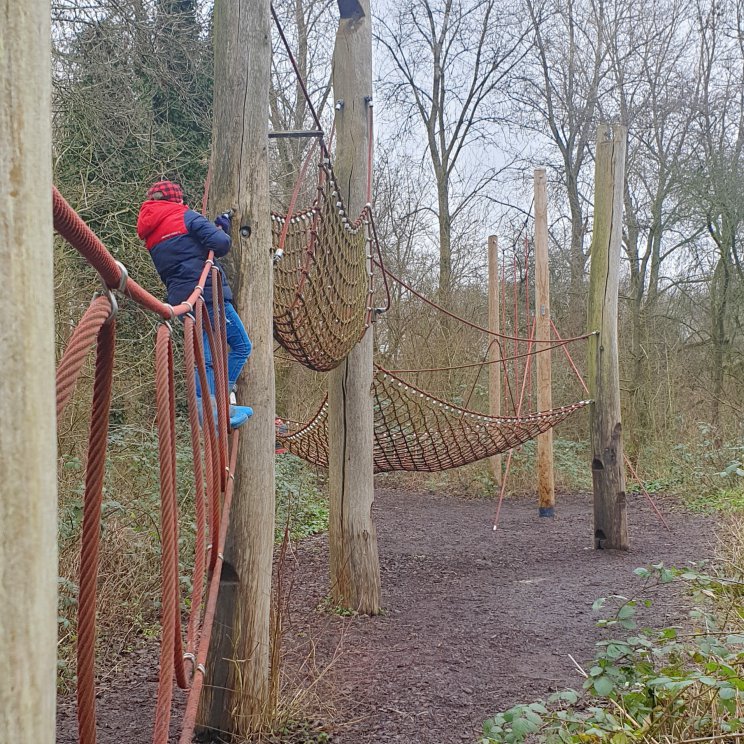 Wandelen met kinderen in de buurt van Amsterdam: plekken met speeltuin. Recreatiegebied Spaarnwoude ligt ten noordwesten van Amsterdam.Je vindt er Pannenkoekenboerderij Onder de Platanen, die in de lockdown een loket heeft om wat lekkers af te halen. Ook is er een speeltuin met toestellen voor verschillende leeftijden. In het bos achter het spinnenhuisje ligt nog een deel verstopt, met een flink touwklimrek en een klankspeeltuin.