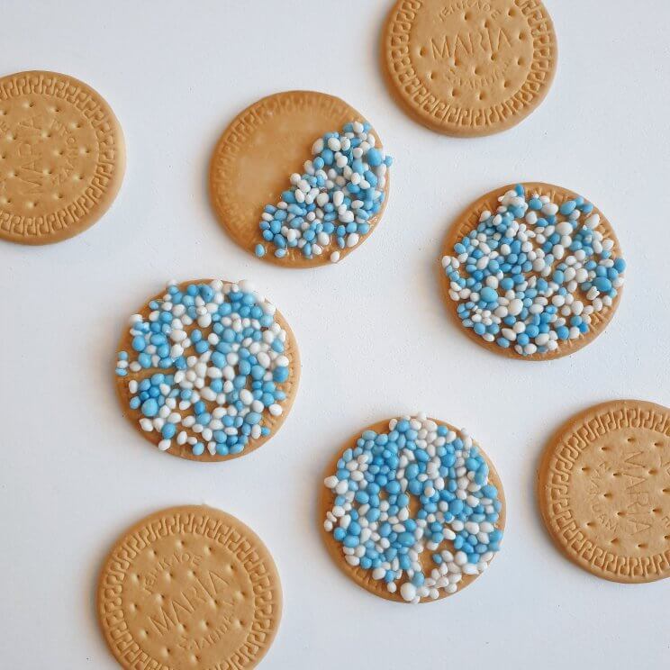 Traktatie ideeën voor kinderen: verjaardag vieren op crèche of school. Zoals deze makkelijke kraamtraktatie koekjes.