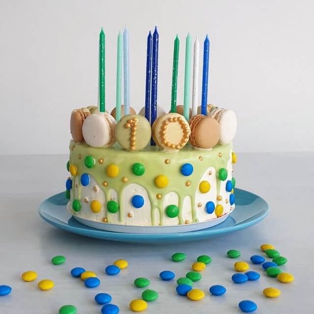Dripcake versieren: leuke ideeën voor een verjaardagstaart. Zoonlief vindt dripcakes heel erg cool en is gek op macarons. Dus voor zijn tiende verjaardag maakte ik een dripcake. Of beter gezegd, ik versierde een dripcake, want de basis komt van HEMA. 