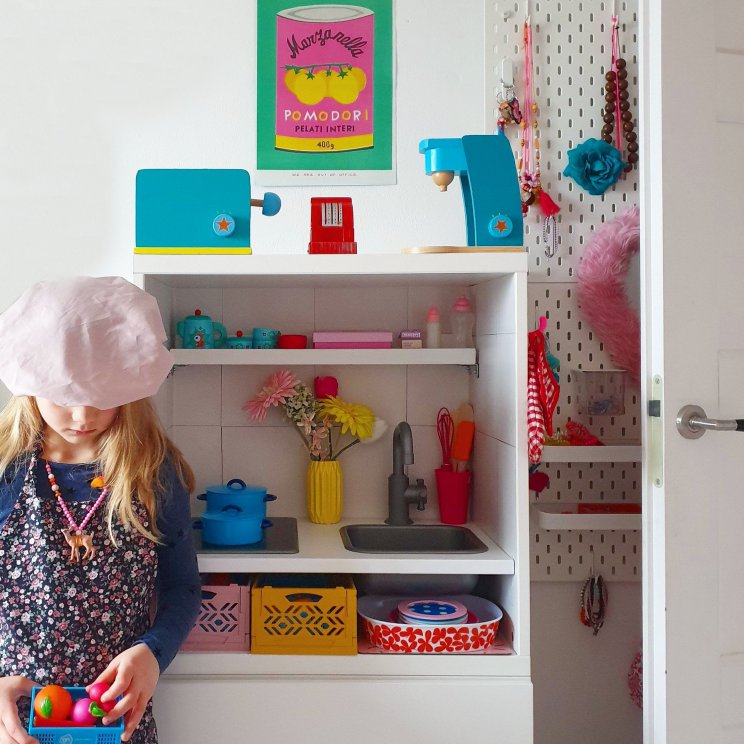 Ideeën voor een kinderkeuken: zelf maken, opknappen of kopen. Zoals deze Ikea speelkeuken hack: een kinderkeuken maken van Duktig en Besta. Kids kitchen DIY project. 