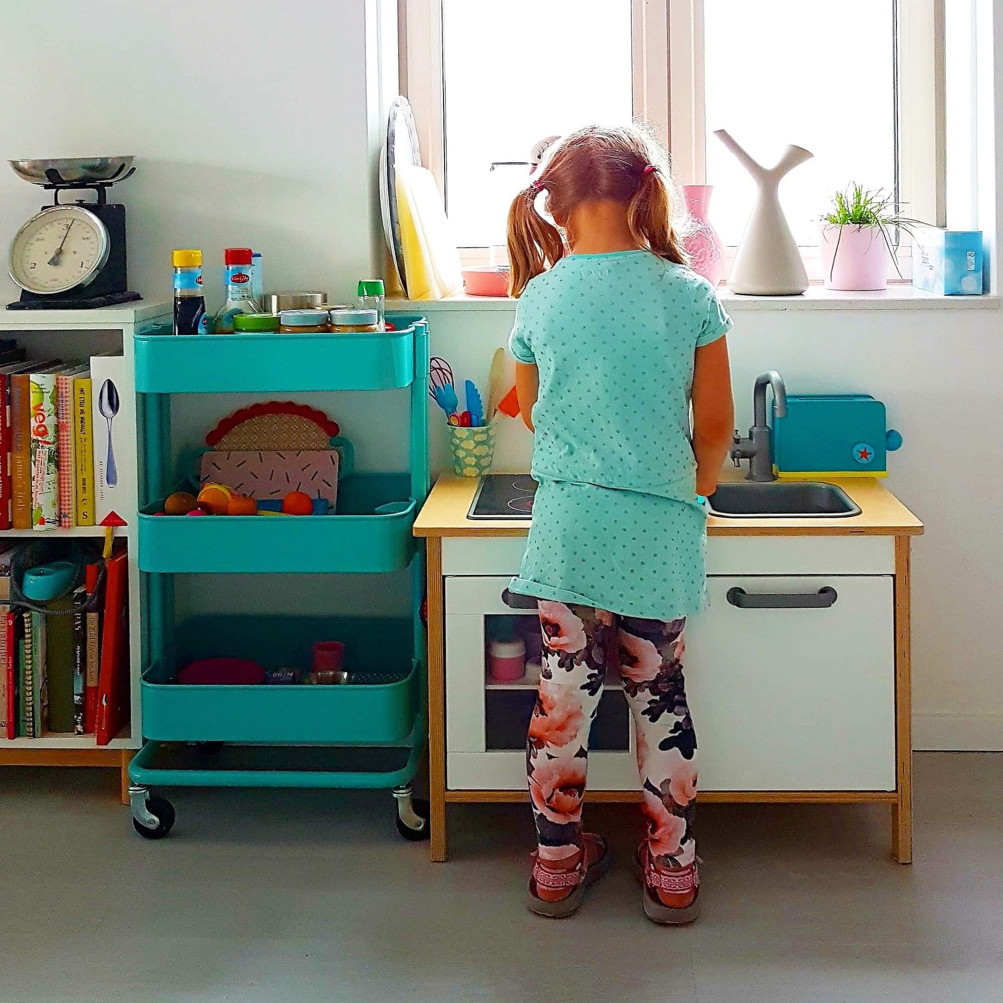 Ideeën voor een kinderkeuken: zelf maken, opknappen of kopen. Zoals het bekende Ikea duktig speelkeukentje. 