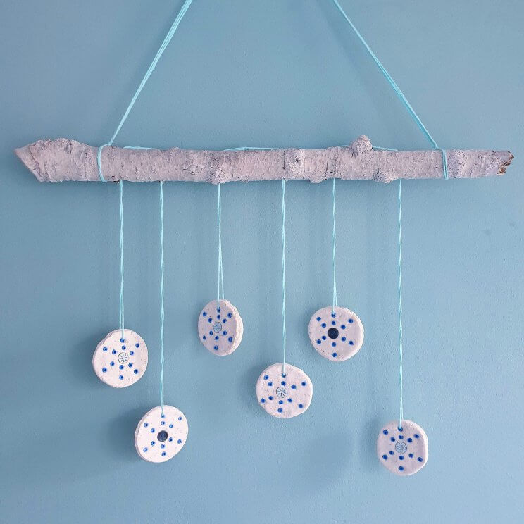 Zoutdeeg klei hanger met winterse frozen ijskristallen knutselen. 