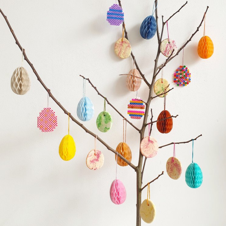 DIY paastakken: paashangers knutselen met kinderen, van zoutdeeg klei en strijkkralen, leuk voor Pasen. DIY Easter branches: DIY Easter pendants with children, from salt dough clay and iron on beads, fun with kids at Easter.