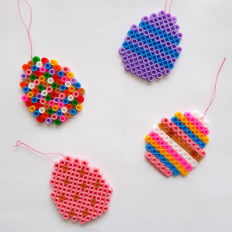 DIY paastakken: paashangers van strijkkralen knutselen met kinderen, gezellig met Pasen. DIY Easter branches: DIY Easter pendants from iron on beads with children, fun with kids at Easter.